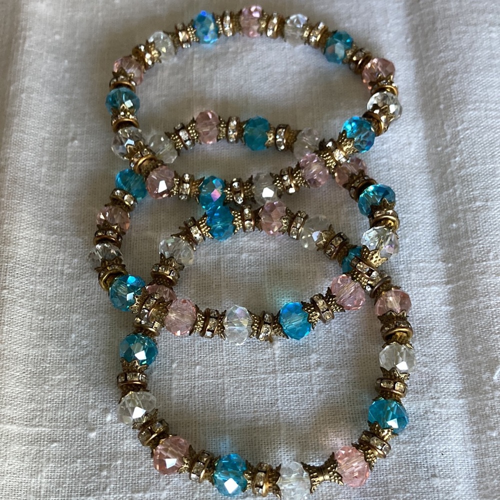 Lot of 3 goldtone w/clear, pale blue & pink, glass beads stretch bracelets.
